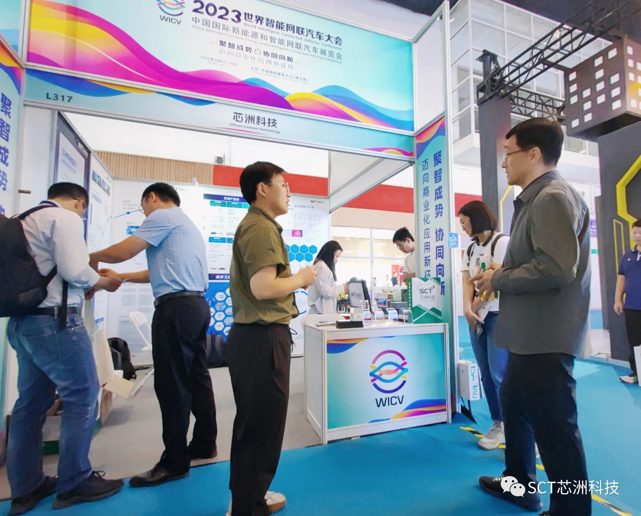 497708c8bfba789fa90d1fb36ed09057 一群人站在台演出讲
中度可信度描述已自动天生