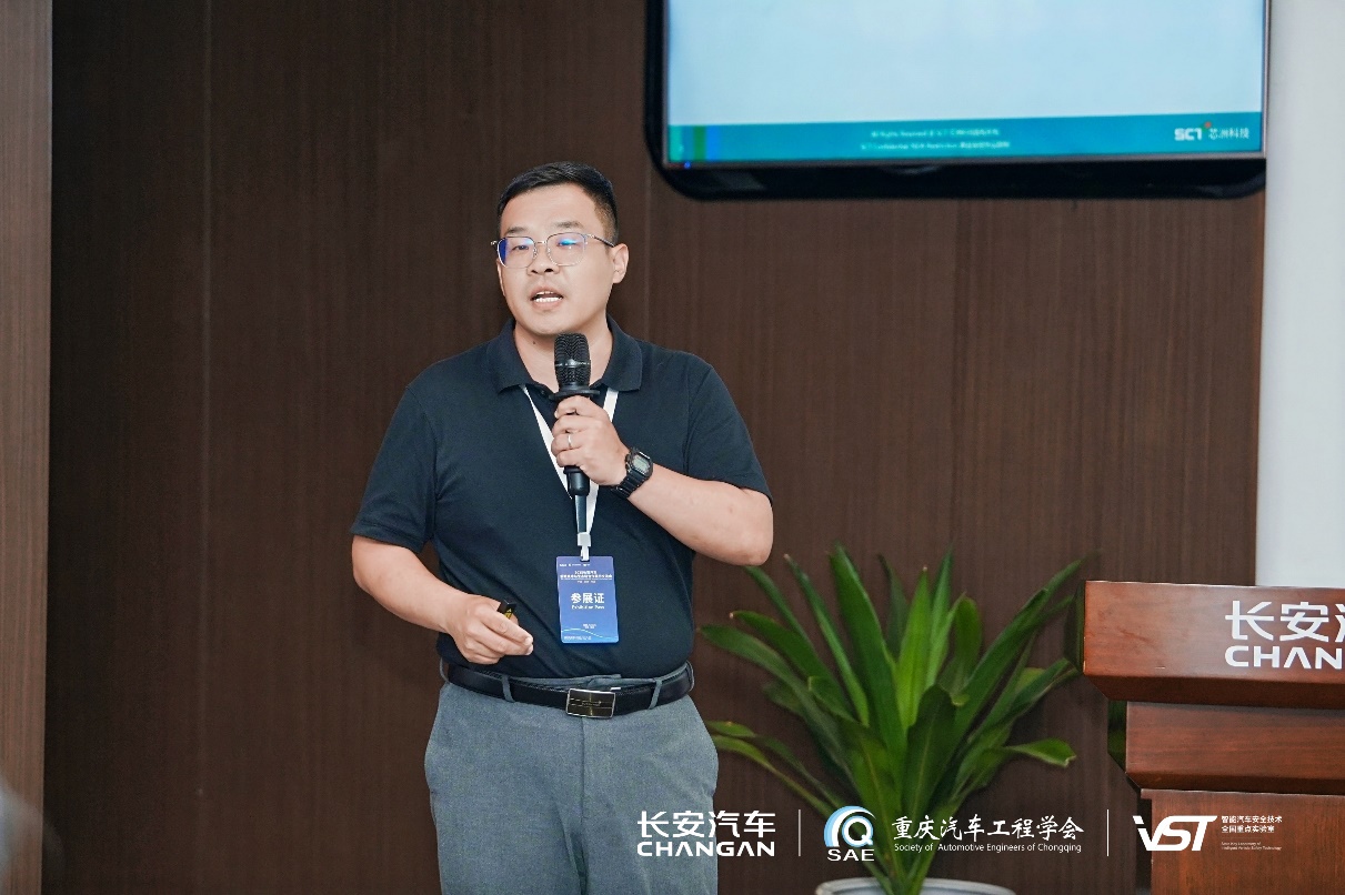 戴帽子的人在电视前AI 天生的内容可能不正确。